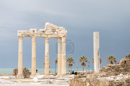 Foto de Una antigua ciudad arruinada de columnas. Ruina. Vista de la antigua ciudad de Side, Turquía. - Imagen libre de derechos