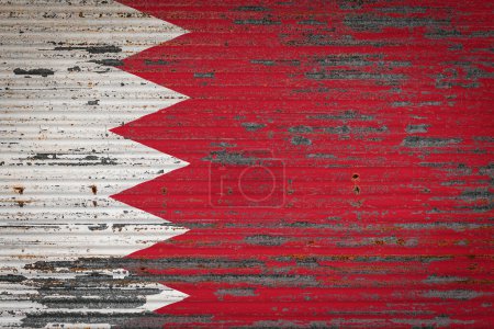 Foto de Primer plano de la antigua pared metálica con bandera nacional de Bahréin. Concepto de Bahréin exportación-importación, almacenamiento de mercancías y entrega nacional de mercancías. Bandera en estilo grunge - Imagen libre de derechos