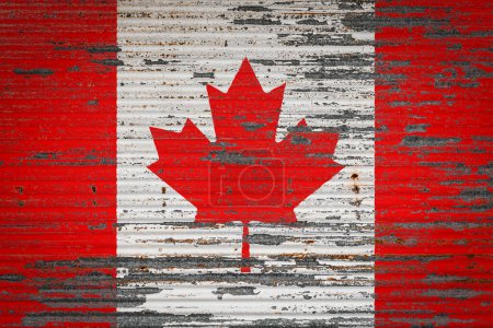Téléchargez les photos : Gros plan de l'ancien mur métallique avec le drapeau national du Canada. Concept du Canada exportation-importation, entreposage des marchandises et livraison nationale des marchandises. Drapeau dans le style grunge - en image libre de droit