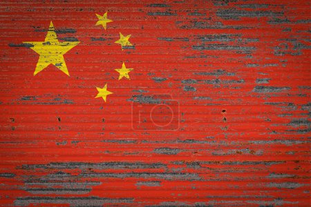 Téléchargez les photos : Gros plan du vieux mur métallique avec le drapeau national de la Chine. Concept d'exportation-importation de la Chine, le stockage des marchandises et la livraison nationale des marchandises. Drapeau dans le style grunge - en image libre de droit