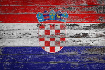 Foto de La bandera nacional de Croacia está pintada sobre tablas de madera desiguales. Símbolo país. - Imagen libre de derechos