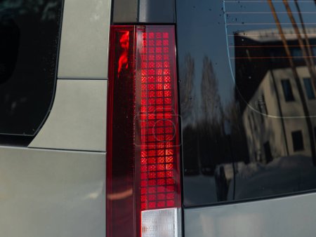 Téléchargez les photos : Novossibirsk, Russie - février 02, 2024 : Hyundai Grand Starex, Détail rapproché sur l'un des feux arrière LED voiture moderne. - en image libre de droit