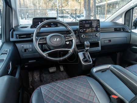 Téléchargez les photos : Novossibirsk, Russie - février 02, 2024 : Hyundai Grand Starex, voiture Intérieur - volant, levier de vitesses, système multimédia, sièges du conducteur et dashboar - en image libre de droit