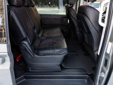 Téléchargez les photos : Novossibirsk, Russie - 02 février 2024 : Hyundai Grand Starex, Gros plan sur les sièges arrière en cuir noir avec ceinture de sécurité. voiture moderne interio - en image libre de droit