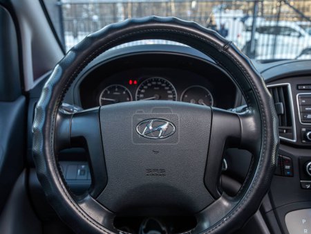 Téléchargez les photos : Novossibirsk, Russie - février 02, 2024 : Hyundai Staria, détails de la cabine intérieure du poste de pilotage, compteur de vitesse et tachymètre. Intérieur cuir noir - en image libre de droit