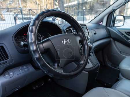 Téléchargez les photos : Novossibirsk, Russie - février 02, 2024 : Hyundai Staria, détails de la cabine intérieure du poste de pilotage, compteur de vitesse et tachymètre. Intérieur cuir noir - en image libre de droit