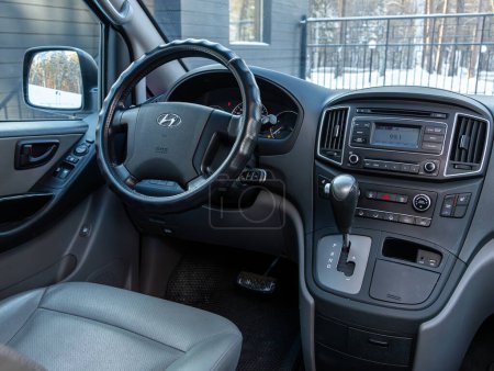 Téléchargez les photos : Novossibirsk, Russie - février 02, 2024 : Hyundai Staria, voiture Intérieur - volant, levier de vitesses, système multimédia, sièges du conducteur et dashboar - en image libre de droit