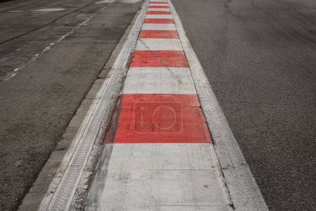 Téléchargez les photos : Gros plan sur l'asphalte vide d'un circuit international. Circuit d'une voiture, moto - en image libre de droit