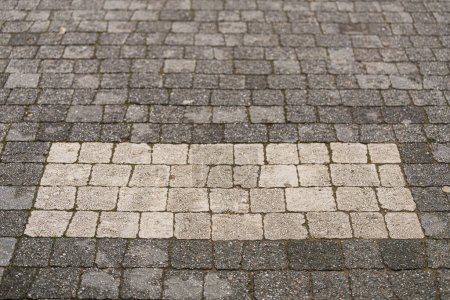 Foto de El suelo está pavimentado con piedras grises, vista superior. textura de piedra, azulejos de piedra al aire libre - Imagen libre de derechos