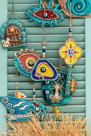 Foto de Varios animales, platos, corales de gato y otros recuerdos de joyas marinas en la tienda - Imagen libre de derechos