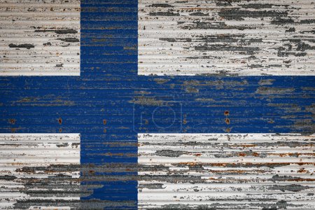 Foto de Primer plano de la antigua pared metálica con bandera nacional de Finlandia. Concepto de Finlandia exportación-importación, almacenamiento de mercancías y entrega nacional de mercancías. Bandera en estilo grunge - Imagen libre de derechos