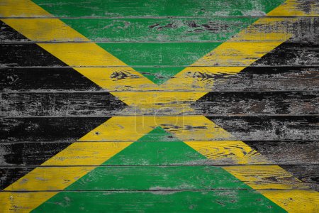 Foto de La bandera nacional de Jamaica está pintada sobre tablas de madera desiguales. Símbolo país. - Imagen libre de derechos