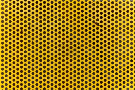 Foto de Primer plano de la red metálica de la jaula de textura amarilla. Detalle de rejilla cromada para construcción. - Imagen libre de derechos
