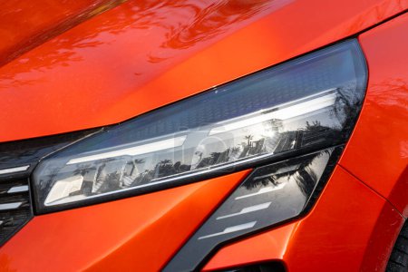 Téléchargez les photos : Détail extérieur. gros plan de voiture moderne orange xénon lampe headligh - en image libre de droit