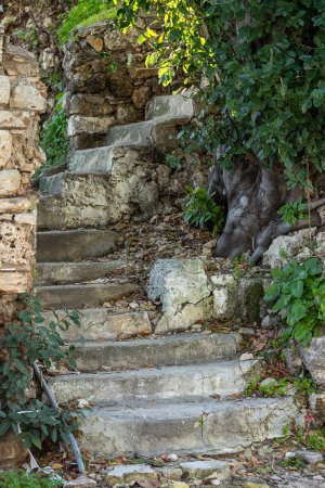 Téléchargez les photos : Marches de pierre perdues dans l'ancienne ville antique. marches en pierre d'un escalier close-up. - en image libre de droit