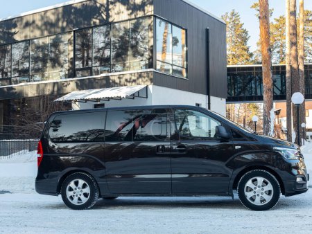 Téléchargez les photos : Novossibirsk, Russie - février 02, 2024 : Hyundai Staria, stationné en ville en hiver, vue latérale - en image libre de droit