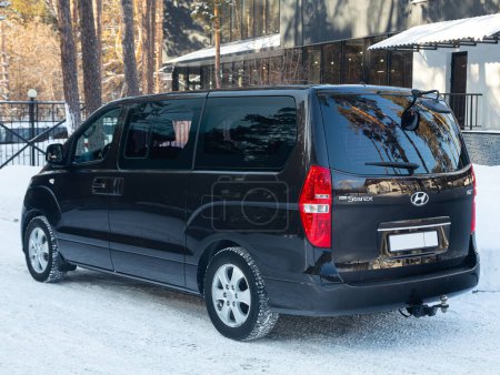 Téléchargez les photos : Novossibirsk, Russie - février 02, 2024 : Hyundai Staria, stationné en ville en hiver, vue arrière - en image libre de droit