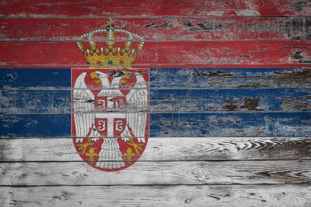 Téléchargez les photos : Le drapeau national de la Serbie est peint sur des planches de bois inégales. Pays symbole. - en image libre de droit