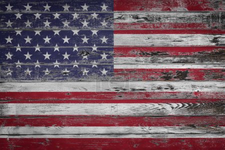 Téléchargez les photos : Le drapeau national des États-Unis est peint sur des planches de bois inégales. Pays symbole. - en image libre de droit
