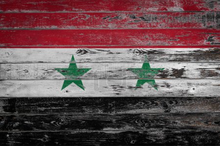 Téléchargez les photos : Le drapeau national de la Syrie est peint sur des planches de bois inégales. Pays symbole. - en image libre de droit