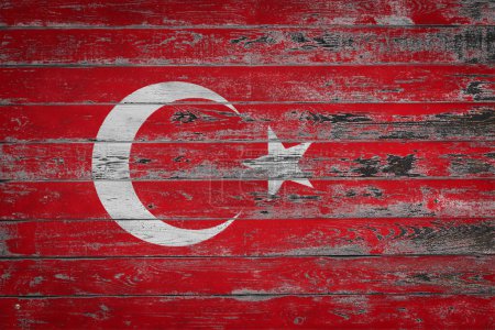 Foto de La bandera nacional de Turquía está pintada sobre tablas de madera desiguales. Símbolo país. - Imagen libre de derechos