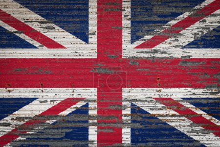 Téléchargez les photos : Gros plan du vieux mur métallique avec drapeau national du Royaume-Uni. Notion de Royaume-Uni exportation-importation, stockage des marchandises et livraison nationale des marchandises. Drapeau dans le style grunge - en image libre de droit