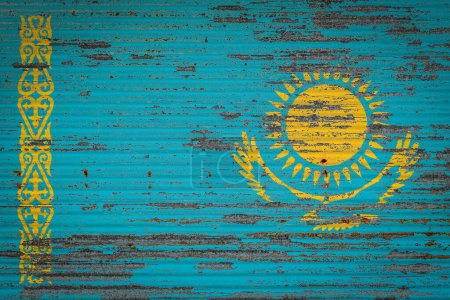 Téléchargez les photos : Gros plan de l'ancien mur métallique avec drapeau national du Kazakhstan. Notion de Kazakhstan exportation-importation, stockage des marchandises et livraison nationale des marchandises. Drapeau dans le style grunge - en image libre de droit