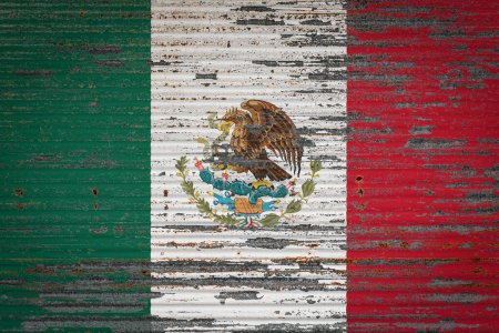 Foto de Primer plano de viejo muro metálico con bandera nacional de México. Concepto de México exportación-importación, almacenamiento de mercancías y entrega nacional de mercancías. Bandera en estilo grunge - Imagen libre de derechos