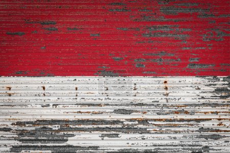 Foto de Primer plano del viejo muro metálico con bandera nacional de Mónaco. Concepto de Mónaco exportación-importación, almacenamiento de mercancías y entrega nacional de mercancías. Bandera en estilo grunge - Imagen libre de derechos