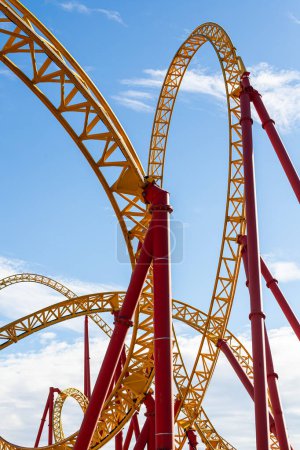 Téléchargez les photos : Roller coaster avec torsions, virages, grotte, boucles dans le parc d'attractions - en image libre de droit