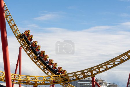 Téléchargez les photos : Roller coaster avec torsions, virages, grotte, boucles dans le parc d'attractions - en image libre de droit