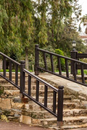 Téléchargez les photos : Marches de pierre perdues dans l'ancienne ville antique. marches en pierre d'un escalier close-up. - en image libre de droit