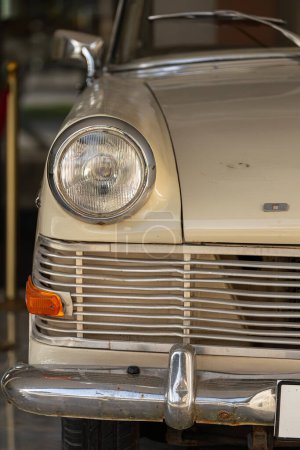 Téléchargez les photos : Gros plan de la voiture vintage beige avec phares clairs - en image libre de droit