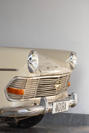 Téléchargez les photos : Gros plan de la voiture vintage beige avec phares clairs - en image libre de droit