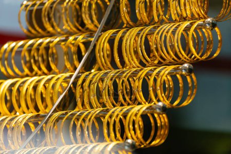 Foto de Escaparate de joyería con una gran selección de pulseras de joyería de oro, cadenas - Imagen libre de derechos