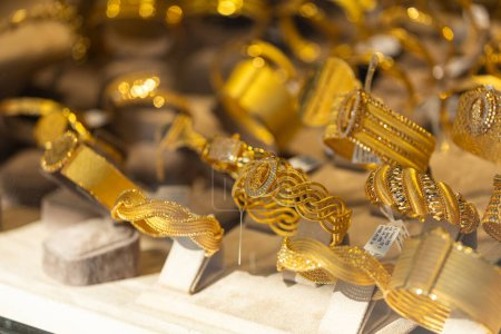 Téléchargez les photos : Fenêtre de magasin de bijoux avec une vaste sélection de bracelets de bijoux en or, chaînes - en image libre de droit