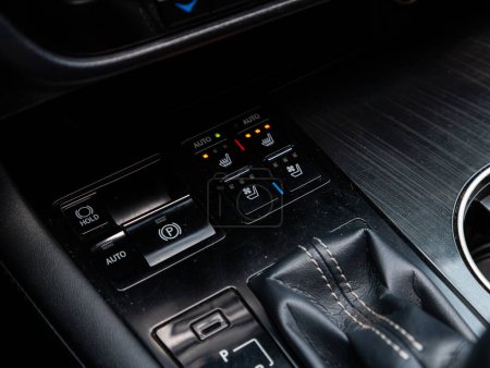 Foto de Novosibirsk, Rusia - 10 de febrero de 2024: Lexus RX200t, Botón de calentamiento del asiento de primer plano cambia el control para el coche con enfoque suave - Imagen libre de derechos