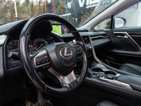 Foto de Novosibirsk, Rusia - 10 de febrero de 2024: Lexus RX200t, car Interior - volante, palanca de cambios y salpicadero, climatización, velocímetro, pantalla de lujo ca - Imagen libre de derechos