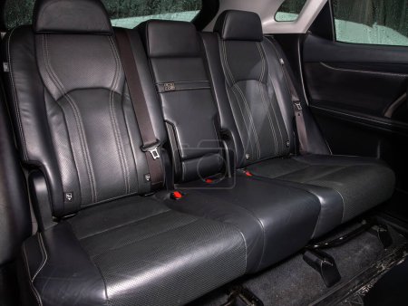 Foto de Novosibirsk, Rusia - 10 de febrero de 2024: Lexus RX200t, diseño interior de cuero negro, asientos para pasajeros y conductores de automóviles con cinturón de seguridad. - Imagen libre de derechos