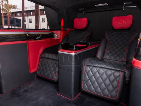 Foto de Novosibirsk, Rusia - 10 de febrero de 2024: Mercedes-Benz Clase V, primer plano de los asientos traseros de cuero negro y rojo en el cómodo interior de un prestigioso automóvil - Imagen libre de derechos
