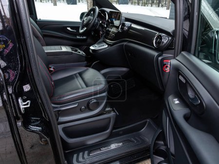 Foto de Novosibirsk, Rusia - 10 de febrero de 2024: Mercedes-Benz Clase V, volante, palanca de cambios y tablero de instrumentos, control climático, velocímetro, pantalla. - Imagen libre de derechos