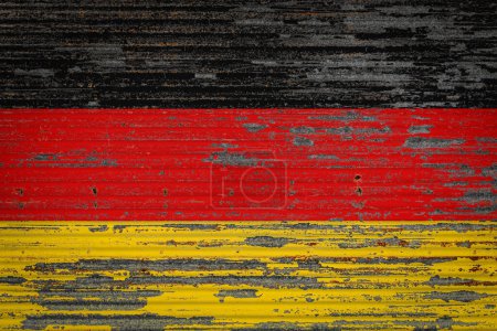 Téléchargez les photos : Gros plan du vieux mur métallique avec le drapeau national de l'Allemagne. Concept d'Allemagne exportation-importation, stockage des marchandises et livraison nationale des marchandises. Drapeau dans le style grunge - en image libre de droit