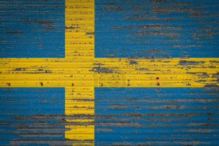 Téléchargez les photos : Gros plan du vieux mur métallique avec le drapeau national de la Suède. Notion de Suède exportation-importation, stockage des marchandises et livraison nationale des marchandises. Drapeau dans le style grunge - en image libre de droit