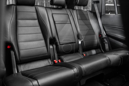Téléchargez les photos : Intérieur en cuir noir, sièges passager et conducteur avec ceinture de sécurité. - en image libre de droit