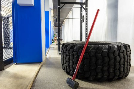 Foto de Primer plano de un gimnasio de entrenamiento con pesas con una enorme rueda y martillo - Imagen libre de derechos