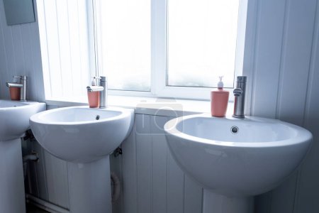Foto de Lavabo blanco en el inodoro público con jabón en el fondo un inodoro - Imagen libre de derechos
