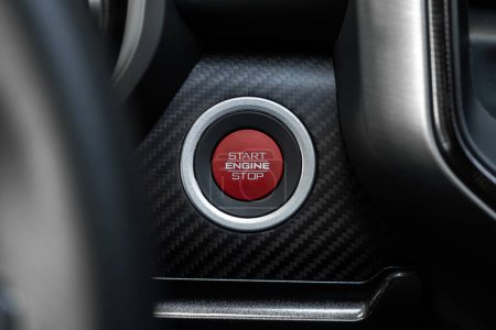 Foto de Motor de coche pulsar botón de arranque botón de encendido arranque remoto
. - Imagen libre de derechos