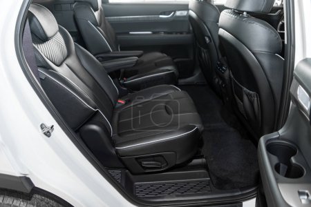 Téléchargez les photos : Intérieur en cuir noir, sièges passager et conducteur avec ceinture de sécurité. - en image libre de droit