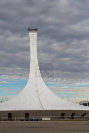 Téléchargez les photos : Sotchi, Russie 01 janvier 2024 : Parc olympique de Sotchi. Torche olympique en hiver - en image libre de droit