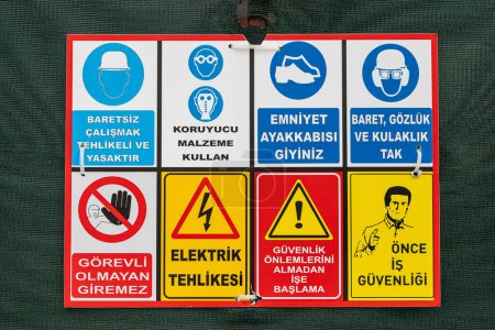 Foto de Lado; Turquía 04 de febrero 2024: Señales de advertencia de peligros en lugares públicos - Imagen libre de derechos